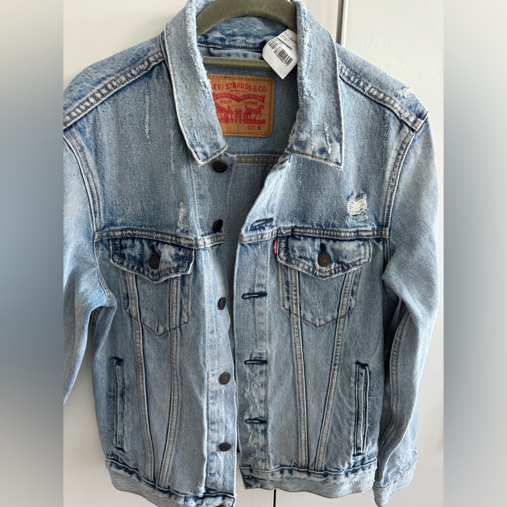 Levi’s distressed trucker denim jacket size S in men NWT